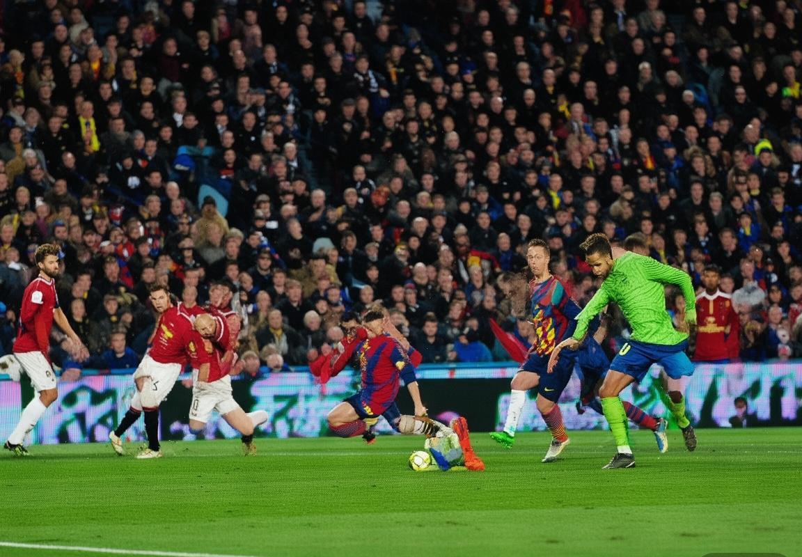 巴萨曼联巅峰对决：星光璀璨的绿茵对决(图2)